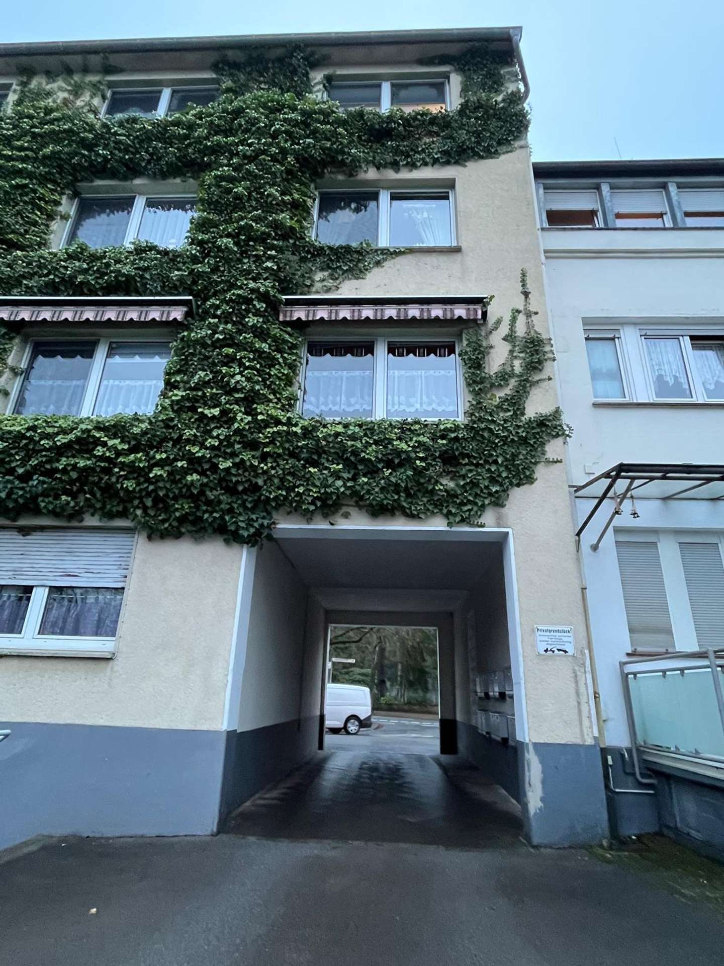 Einfahrt zum Hof