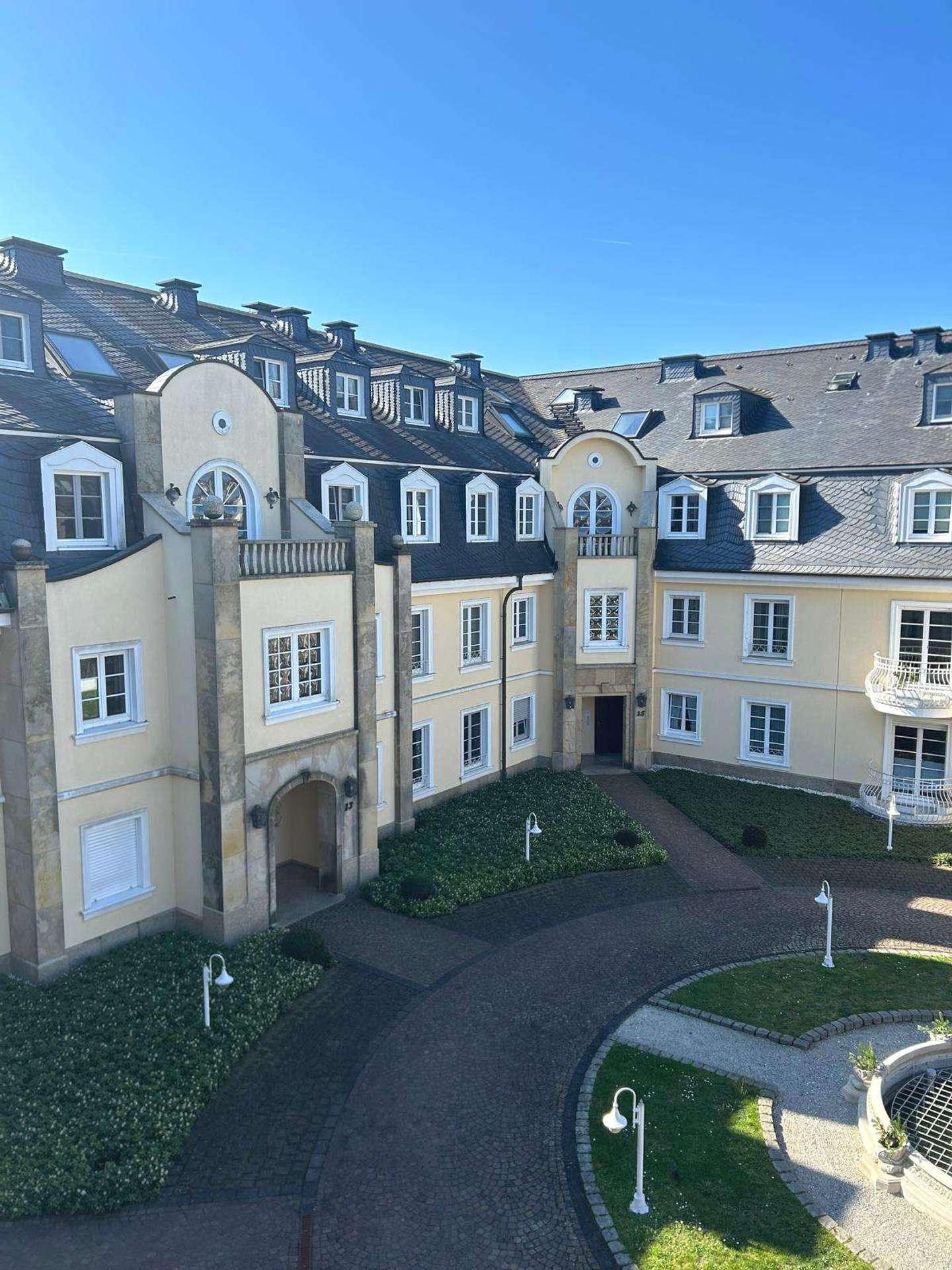 INNENHOF VON OBEN